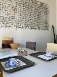 een tafel met twee blauwe en witte platen erop bij Casa di kikka in Bassano del Grappa