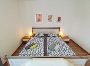 een slaapkamer met een bed met 2 kussens erop bij Cozy rooftop with balcony in Praag