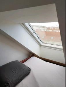Posteľ alebo postele v izbe v ubytovaní Cozy rooftop with balcony