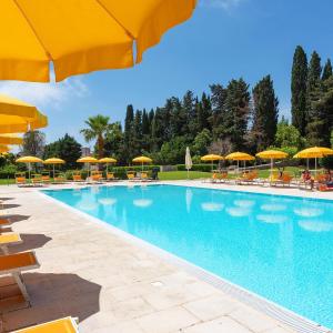 una piscina con sedie e ombrelloni di Relais Casina Copini a Spongano