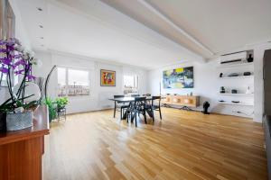 ein Esszimmer und ein Wohnzimmer mit einem Tisch und Stühlen in der Unterkunft Veeve - Abstract Allure in Paris