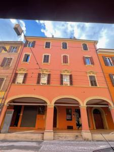 um grande edifício laranja com arcos numa rua em Residenza Santo Stefano 95 - Santo Stefano apartment em Bolonha