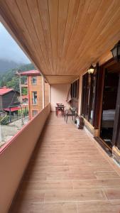 Balkón nebo terasa v ubytování WOODEN OCHENA in UZUNGÖL
