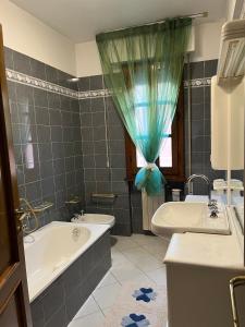 Kylpyhuone majoituspaikassa A casa da Margherita