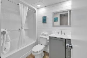 Vannituba majutusasutuses 2BR Condo with Ocean View