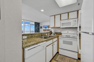 Köök või kööginurk majutusasutuses 2BR Condo with Ocean View