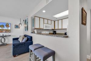 Köök või kööginurk majutusasutuses 2BR Condo with Ocean View