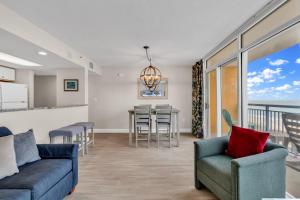 Istumisnurk majutusasutuses 2BR Condo with Ocean View