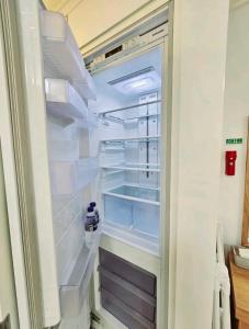 un frigorifero aperto con una bottiglia d'acqua di Jeoung's House a Busan