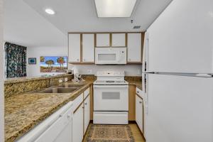 Köök või kööginurk majutusasutuses 2BR Condo with Ocean View