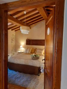 een slaapkamer met een groot bed in een kamer bij Cottage La Dolce Agogia Panicale in Panicale