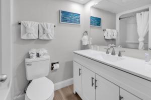 Vannituba majutusasutuses 2BR Condo with Ocean View