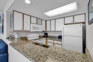 Köök või kööginurk majutusasutuses 2BR Condo with Ocean View