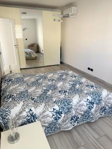 ポルトフェッラーイオにあるSuite del Portoのベッドルーム1室(青と白のシーツが備わるベッド1台付)