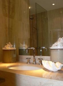 y baño con lavabo y espejo. en casagratiaone, en Taormina