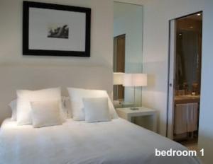 1 dormitorio con 1 cama con sábanas y almohadas blancas en casagratiaone, en Taormina