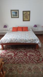 a bed with orange pillows on it in a bedroom at Chalet Anagato in Tegueste