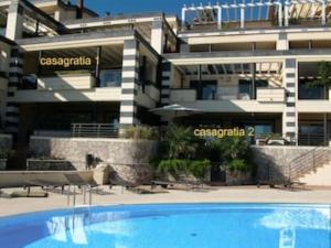 un edificio con piscina frente a un edificio en casagratiaone, en Taormina