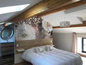 ein Schlafzimmer mit einem großen Bett und einem Gemälde an der Wand in der Unterkunft Chambres d'hôte & Gîte Château Le Conte - Saint Emilion in Saint-Hippolyte