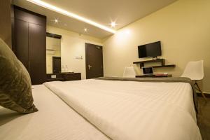 pokój hotelowy z łóżkiem i telewizorem w obiekcie Salt life Port Blair w mieście Port Blair