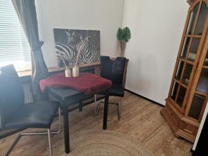 uma sala de jantar com uma mesa e duas cadeiras em Ferienwohnung Faber em Goslar