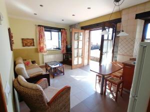 La Quintana de Villar في أريونداس: غرفة معيشة مع أريكة وطاولة