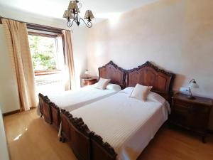 a bedroom with two beds and a window at La Quintana de Villar in Arriondas