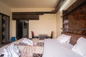 Ένα ή περισσότερα κρεβάτια σε δωμάτιο στο Hotel Nilkantha