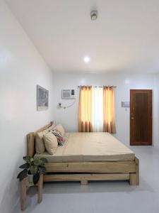- une chambre avec un lit dans l'établissement Sunnydale Apartelle -Room Accommodation near Calatagan Beach Resorts, à Batangas City