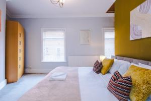 1 dormitorio con 1 cama grande y 2 almohadas en Queens Avenue - Central Chester Home - Sleeps 9 en Chester