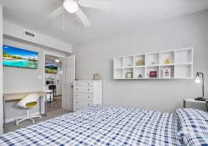 um quarto com uma cama azul e branca e uma secretária em Perfect 2 Bd 1BA In Jacksonville em Jacksonville