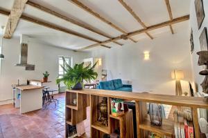 een woonkamer met een tafel en een bank bij SC Collection-Spacieux & Atypique au Panier in Marseille