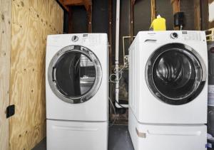 uma máquina de lavar e secar roupa num quarto em Perfect 2 Bd 1BA In Jacksonville em Jacksonville
