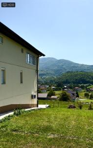 una casa en una colina con vistas a un campo en His view en Kiseljak