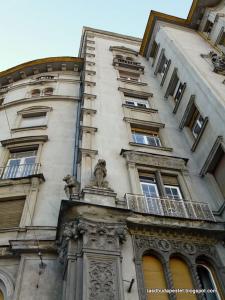 un edificio alto con estatuas a un lado en Central Buda Comfort en Budapest
