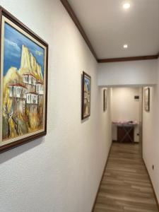 um corredor com pinturas na parede em Guest House Holiday in Melnik em Melnik