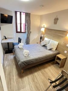 Postel nebo postele na pokoji v ubytování Hôtel Du Cheval Blanc Barcelonnette