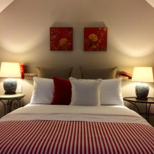 1 dormitorio con 1 cama grande y 2 lámparas en Bundanoon Bijou Southern Highlands Accommodation, en Bundanoon