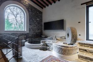 uma casa de banho com uma banheira num quarto com uma janela em Ai Torchi Vecchi em Fivizzano