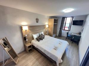 Postel nebo postele na pokoji v ubytování Hôtel Du Cheval Blanc Barcelonnette