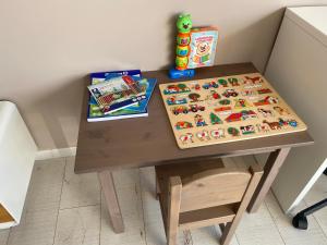 a small wooden table with a play table with a play set at Zentrales Privatapartment in Bad Homburg vor der Höhe