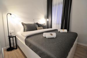 um quarto com uma cama grande com duas almofadas em Solaris em Mostar