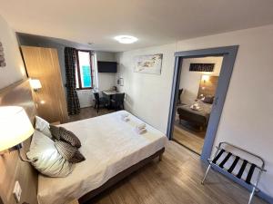 Postel nebo postele na pokoji v ubytování Hôtel Du Cheval Blanc Barcelonnette