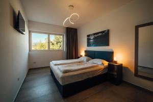 Postel nebo postele na pokoji v ubytování Apartments Monsurei, Lake view + 131 fotografií