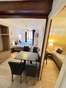 Postel nebo postele na pokoji v ubytování Hôtel Du Cheval Blanc Barcelonnette