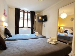 Postel nebo postele na pokoji v ubytování Hôtel Du Cheval Blanc Barcelonnette