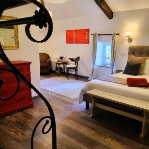 1 dormitorio con 1 cama y 1 mesa con silla en Le Chemin, en Challignac