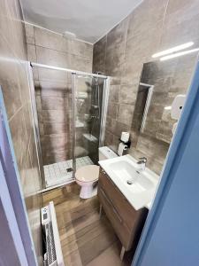 Koupelna v ubytování Hôtel Du Cheval Blanc Barcelonnette + 37 fotografií