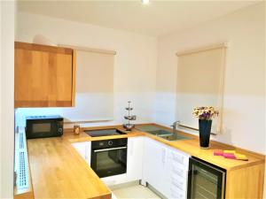 una cocina con fregadero y microondas en Cascada Villas, en Novalja