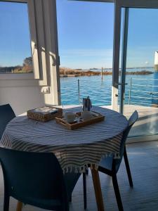 un tavolo con un vassoio di cibo sopra accanto a una finestra di Floating House Anfora a Grado